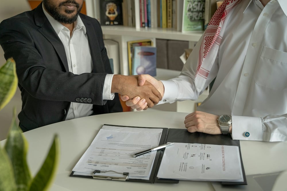 2 people shaking hands